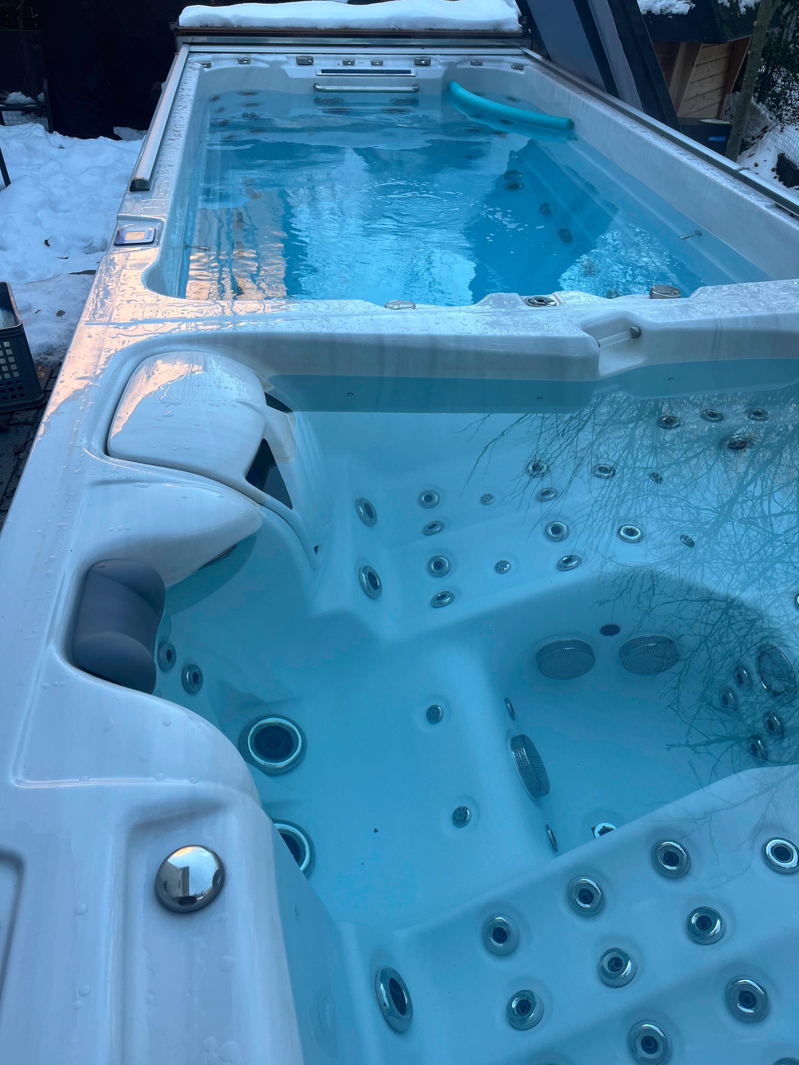 Swimspa mit getrenntem Schwimm- und Wellnessbereich im Winter