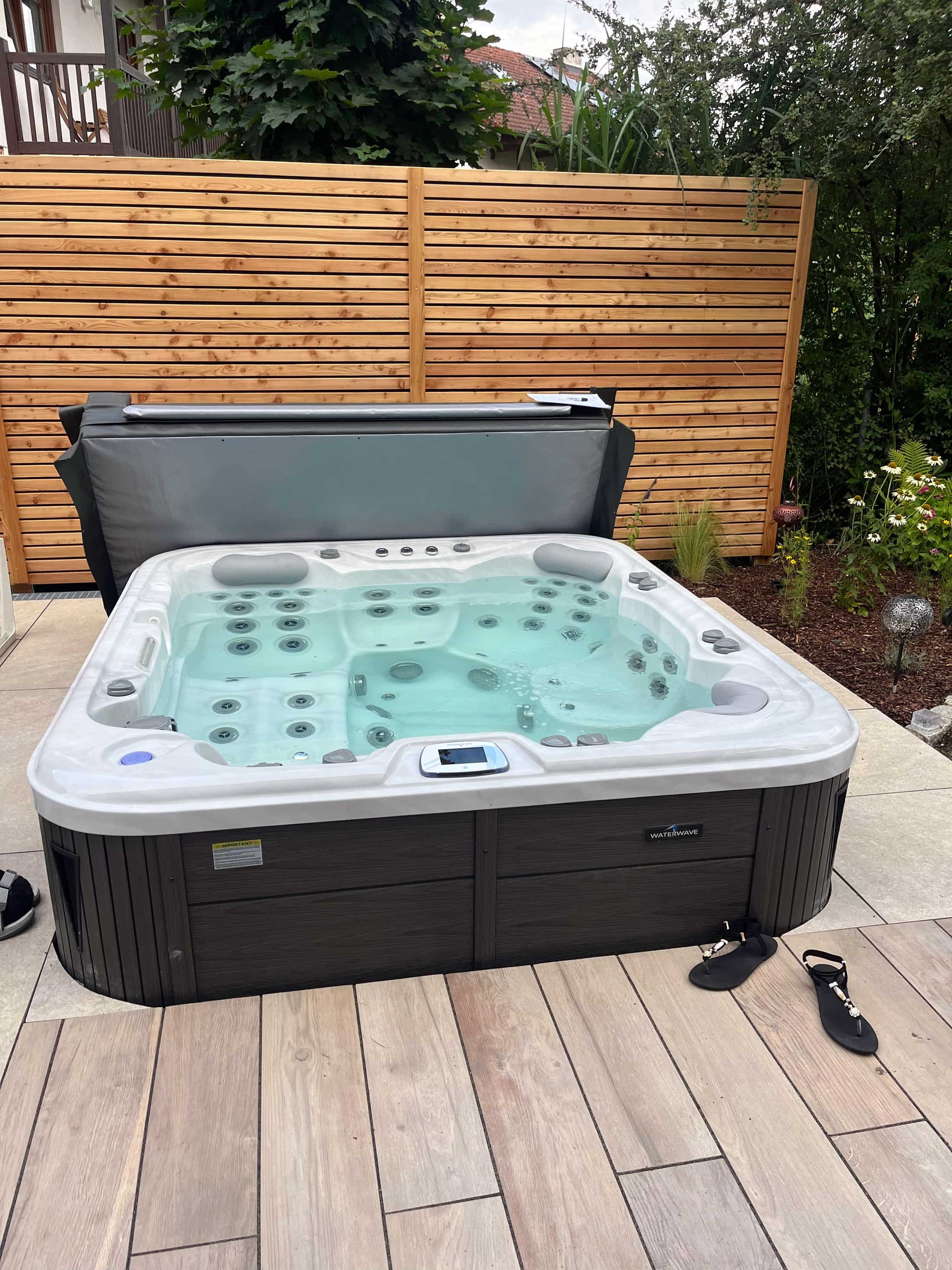 Whirlpool auf einer Holzterrasse im Garten